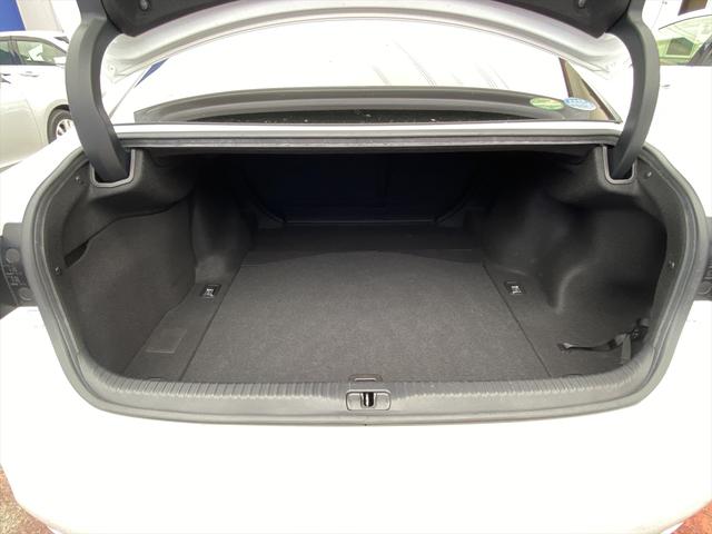 フルセグナビ・バックカメラ・ＢＴオーディオ・１９ＡＷ・黒革シート・ベンチレーション・ＬＥＤライト・フォグ・レーダークルーズ・ステアリングヒーター・本革巻ステアリング・ＥＴＣ・パドルシフト・フロアマット