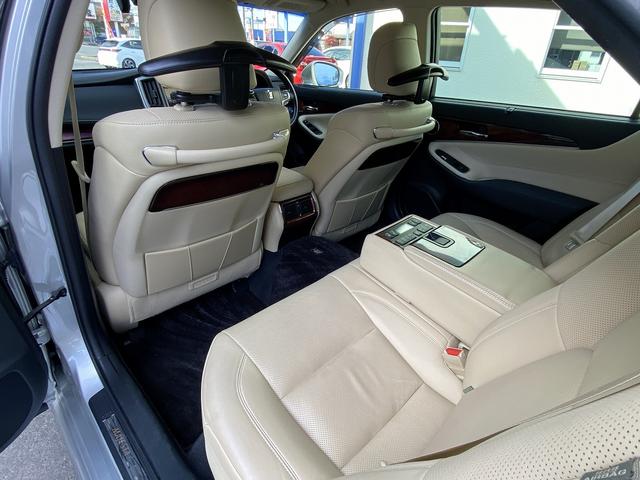 クラウンマジェスタ Ｆバージョン　フルセグナビ・全周囲カメラ・ＢＴオーディオ・１８ＡＷ・ベージュ革シート・ベンチレーション・ＬＥＤライト・フォグ・レーダークルーズ・ステアリングヒーター・ウッドコンビハンドル・セーフティセンス・ＢＳＭ（40枚目）