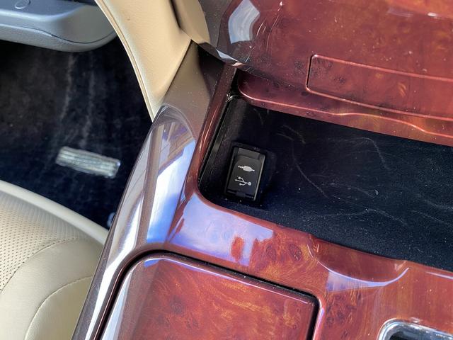 クラウンマジェスタ Ｆバージョン　フルセグナビ・全周囲カメラ・ＢＴオーディオ・１８ＡＷ・ベージュ革シート・ベンチレーション・ＬＥＤライト・フォグ・レーダークルーズ・ステアリングヒーター・ウッドコンビハンドル・セーフティセンス・ＢＳＭ（43枚目）