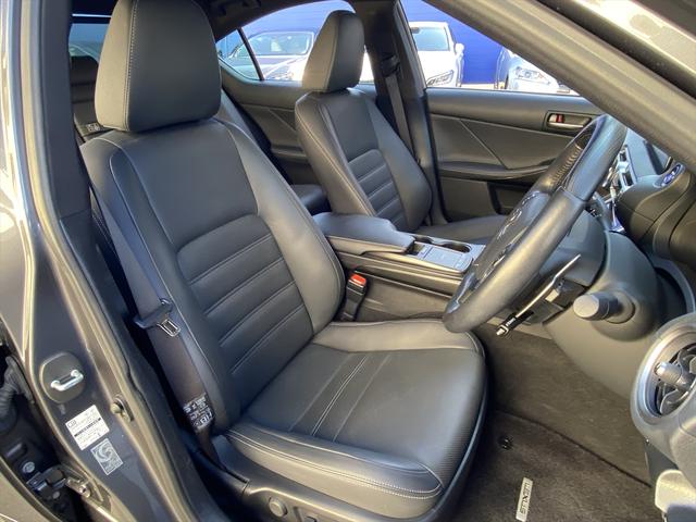 IS IS300h バージョンL フルセグナビ・全周囲カメラ・BTオーディオ・19AW・黒革シート・ベンチレーション・LEDライト・ステアリングヒーター・レーダークルーズ・Rサンシェード・ETC・レクサスセーフティシステム・BSM(4枚目)