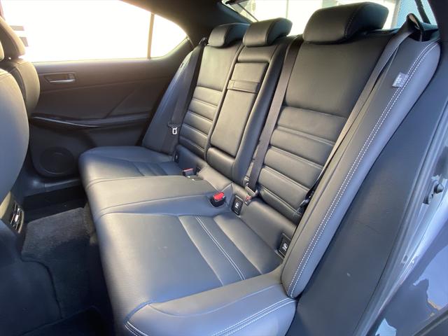 IS IS300h バージョンL フルセグナビ・全周囲カメラ・BTオーディオ・19AW・黒革シート・ベンチレーション・LEDライト・ステアリングヒーター・レーダークルーズ・Rサンシェード・ETC・レクサスセーフティシステム・BSM(5枚目)