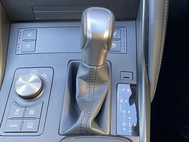 IS IS300h バージョンL フルセグナビ・全周囲カメラ・BTオーディオ・19AW・黒革シート・ベンチレーション・LEDライト・ステアリングヒーター・レーダークルーズ・Rサンシェード・ETC・レクサスセーフティシステム・BSM(9枚目)