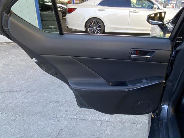 IS IS300h バージョンL フルセグナビ・全周囲カメラ・BTオーディオ・19AW・黒革シート・ベンチレーション・LEDライト・ステアリングヒーター・レーダークルーズ・Rサンシェード・ETC・レクサスセーフティシステム・BSM(35枚目)