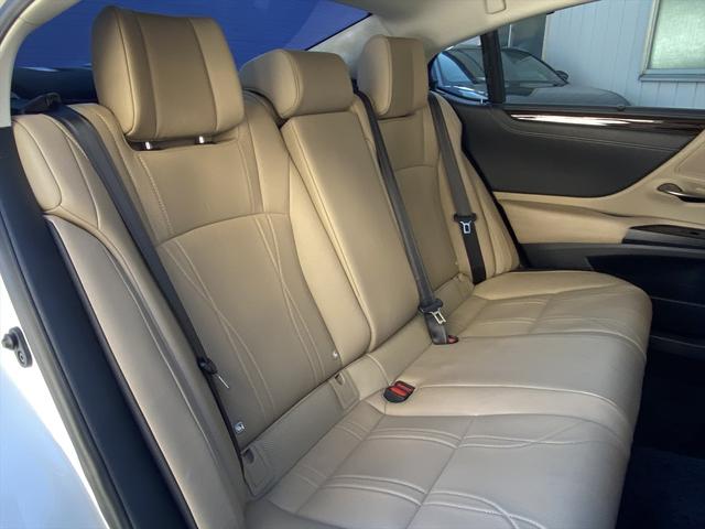 ＥＳ ＥＳ３００ｈ　バージョンＬ　サンルーフ・フルセグナビ・全周囲カメラ・ＢＴオーディオ・１８ＡＷ・レザーシート・ベンチレーション・ＬＥＤライト・ステアリングヒーター・レーダークルーズ・レクサスセーフティシステム・ＢＳＭ・ＨＵＤ（5枚目）