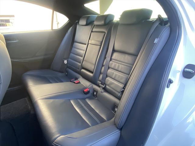 ＩＳ ＩＳ３００ｈ　バージョンＬ　フルセグナビ・バックカメラ・ＢＴオーディオ・１９ＡＷ・黒革シート・ベンチレーション・ＬＥＤライト・ステアリングヒーター・レーダークルーズ・フロアマット・パドルシフト・レクサスセーフティシステム・ＢＳＭ（5枚目）