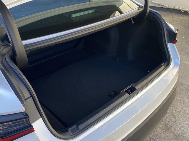 ＩＳ ＩＳ３００ｈ　バージョンＬ　フルセグナビ・バックカメラ・ＢＴオーディオ・１９ＡＷ・黒革シート・ベンチレーション・ＬＥＤライト・ステアリングヒーター・レーダークルーズ・フロアマット・パドルシフト・レクサスセーフティシステム・ＢＳＭ（6枚目）