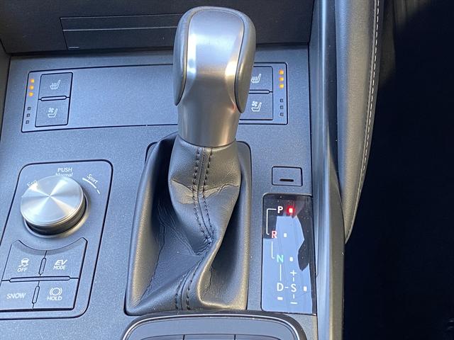 ＩＳ ＩＳ３００ｈ　バージョンＬ　フルセグナビ・バックカメラ・ＢＴオーディオ・１９ＡＷ・黒革シート・ベンチレーション・ＬＥＤライト・ステアリングヒーター・レーダークルーズ・フロアマット・パドルシフト・レクサスセーフティシステム・ＢＳＭ（10枚目）