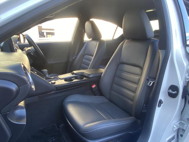 ＩＳ ＩＳ３００ｈ　バージョンＬ　フルセグナビ・バックカメラ・ＢＴオーディオ・１９ＡＷ・黒革シート・ベンチレーション・ＬＥＤライト・ステアリングヒーター・レーダークルーズ・フロアマット・パドルシフト・レクサスセーフティシステム・ＢＳＭ（32枚目）