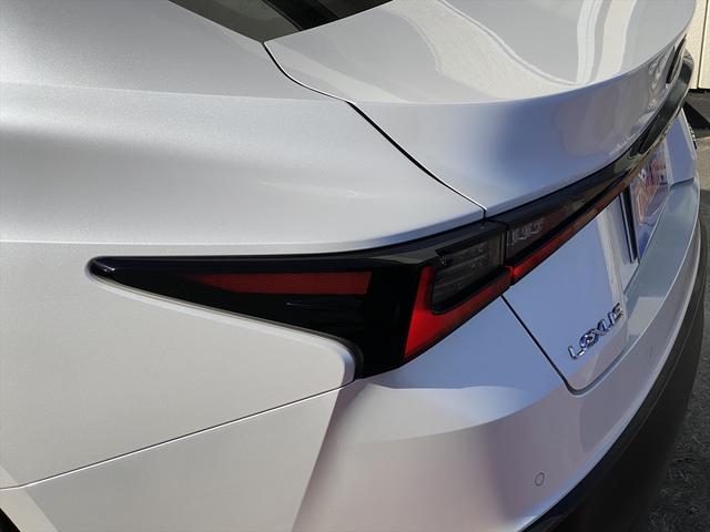 ＩＳ ＩＳ３００ｈ　バージョンＬ　フルセグナビ・バックカメラ・ＢＴオーディオ・１９ＡＷ・黒革シート・ベンチレーション・ＬＥＤライト・ステアリングヒーター・レーダークルーズ・フロアマット・パドルシフト・レクサスセーフティシステム・ＢＳＭ（64枚目）