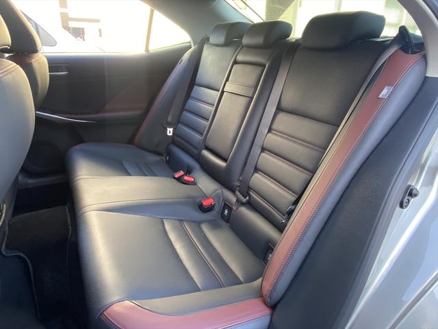 IS IS300h バージョンL ワンオーナー・フルセグナビ・バックカメラ・BTオーディオ・17AW・黒革シート・ベンチレーション・レーダークルーズ・Rサンシェード・コーナーセンサー・ドアバイザー・ETC・レクサスセーフティシステム(5枚目)