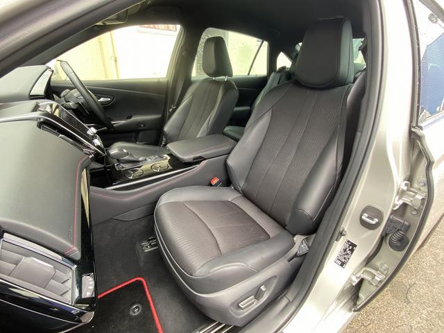 クラウンハイブリッド Ｓ　Ｆｏｕｒ　スポーツスタイル　ワンオーナー・フルセグナビ・全周囲カメラ・ＢＴオーディオ・１８ＡＷ・ハーフレザーシート・シートヒーター・ＬＥＤライト・フォグ・ステアリングヒーター・レーダークルーズ・ＥＴＣ・セーフティセンス・ＢＳＭ（8枚目）