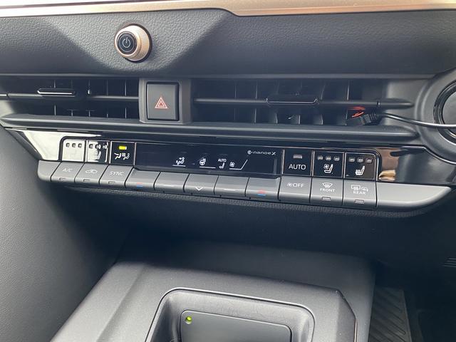 クラウンクロスオーバー Ｇアドバンスド・レザーパッケージ　フルセグナビ・全周囲カメラ・ＢＴオーディオ・２１ＡＷ・黒革シート・ベンチレーション・ＬＥＤライト・ステアリングヒーター・レーダークルーズ・コーナーセンサー・ＥＴＣ・セーフティセンス・ＢＳＭ・ＨＵＤ（10枚目）