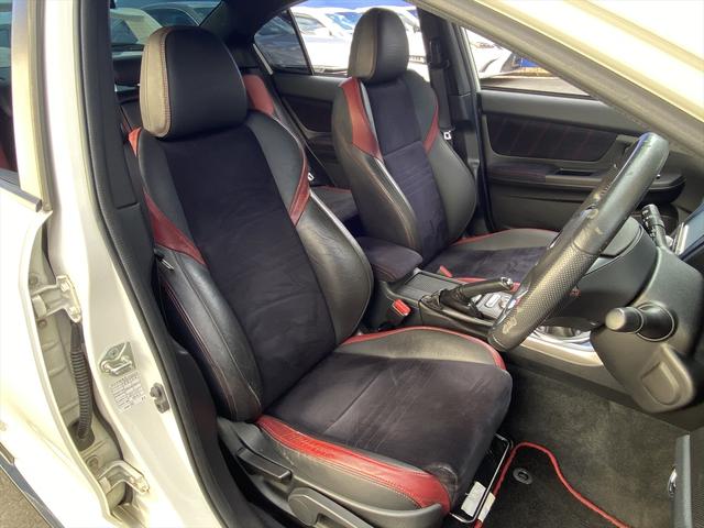 ＷＲＸ ＳＴＩ ＳＴＩ　タイプＳ　フルセグナビ・バックカメラ・ＢＴオーディオ・ＳＴＩエアロ・１８ＡＷ・ハーフレザーシート・ＬＥＤライト・フォグ・本革巻ステアリング・ＥＴＣ・フロアマット・大型スポイラー・ＵＳＢ・ミラーウィンカー（4枚目）