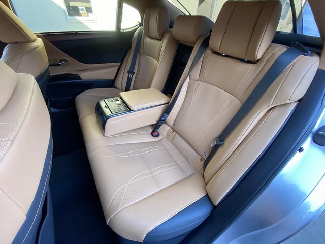 ＥＳ ＥＳ３００ｈ　バージョンＬ　後期・サンルーフ・フルセグナビ・全周囲カメラ・ＢＴオーディオ・１８ＡＷ・コンビ革シート・ベンチレーション・ＬＥＤライト・ステアリングヒーター・デジタルミラー・レクサスセーフティシステム・ＢＳＭ・ＨＵＤ（5枚目）