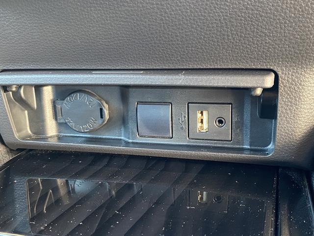 クラウンハイブリッド Ｇ　Ｆｏｕｒ　ワンオーナー・フルセグナビ・バックカメラ・ＢＴオーディオ・１７ＡＷ・全席パワーシート・シートヒーター・ＬＥＤライト・フォグ・ステアリングヒーター・レーダークルーズ・セーフティセンス・ＢＳＭ・ＨＵＤ（11枚目）