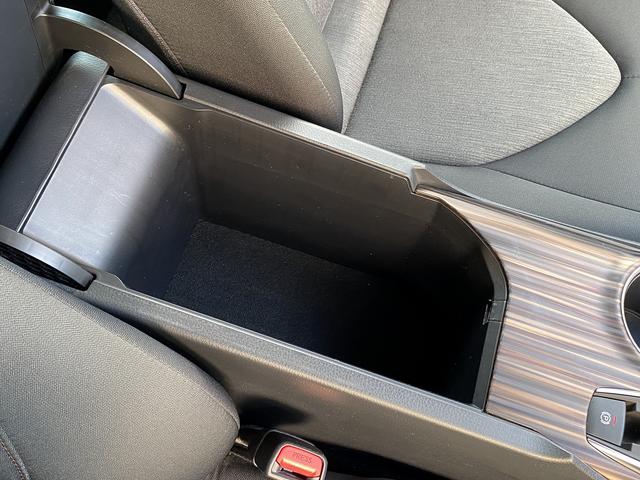 カムリ Ｇ　ワンオーナー・フルセグナビ・バックカメラ・ＢＴオーディオ・１７ＡＷ・パワーシート・ＬＥＤライト・フォグ・コーナーセンサー・本革巻ステアリング・ＥＴＣ・レーダークルーズ・セーフティセンス・ＢＳＭ（52枚目）