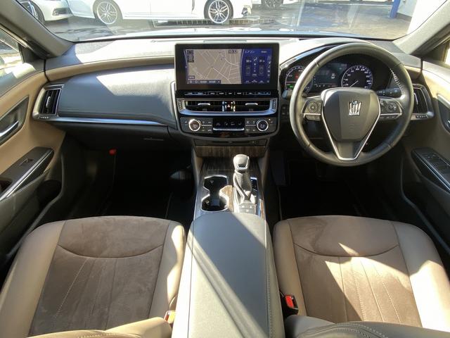 クラウンハイブリッド Ｓ　Ｆｏｕｒ　エレガンススタイルＩＩＩ　後期・フルセグナビ・全周囲カメラ・ＢＴオーディオ・１８ＡＷ・ハーフレザーシート・シートヒーター・ＬＥＤライト・フォグ・ステアリングヒーター・全ドアイージークローザーセーフティセンス・ＢＳＭ・ＨＵＤ（3枚目）