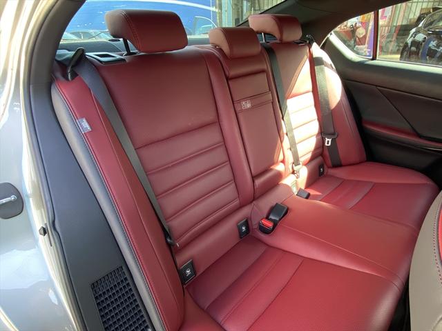 ＩＳ ＩＳ３００ｈ　バージョンＬ　後期・ワンオーナー・フルセグナビ・全周囲カメラ・ＢＴオーディオ・１９ＡＷ・赤革シート・ベンチレーション・ＬＥＤライト・ステアリングヒーター・レーダークルーズ・ＥＴＣ・レクサスセーフティシステム・ＢＳＭ（5枚目）