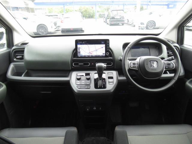 フリード ｅ：ＨＥＶクロスター　ホンダセンシング・両側パワースライド・ディスプレイオーディオ・ナビＴＶ・バックカメラ・ＣａｒＰｌａｙ・Ｂｌｕｅｔｏｏｔｈ・純正１５インチＡＷ・シートヒーター・Ｈレザー・コーナーセンサー・ＥＴＣ（4枚目）
