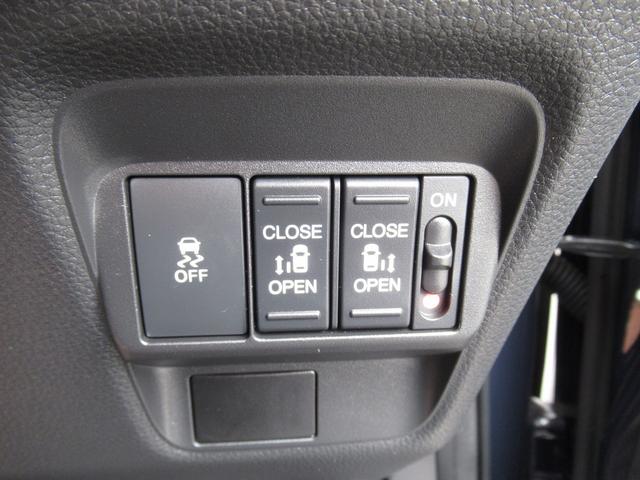 フリード ｅ：ＨＥＶクロスター　ホンダセンシング・両側パワースライド・ディスプレイオーディオ・ナビＴＶ・バックカメラ・ＣａｒＰｌａｙ・Ｂｌｕｅｔｏｏｔｈ・純正１５インチＡＷ・シートヒーター・Ｈレザー・コーナーセンサー・ＥＴＣ（13枚目）