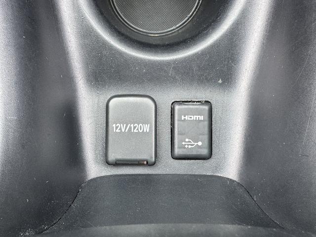 プリウス Ｓ　セーフティセンス・純正９インチナビ・バックカメラ・フルセグＴＶ・Ｂｌｕｅｔｏｏｔｈ・ＣＤ／ＤＶＤ再生・ＡＣＣ・ＬＤＡ・ＬＥＤヘッドライト・オートＨＩビーム・ＥＴＣ２．０・ドアバイザー・フロアマット（11枚目）