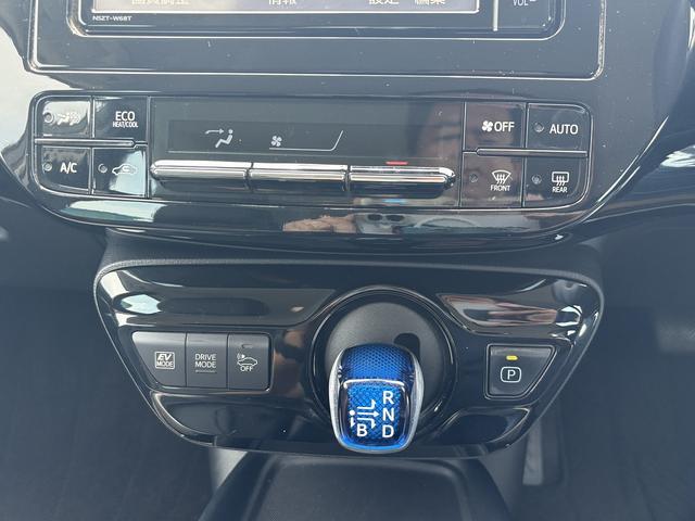 プリウス Ｓツーリングセレクション　後期・セーフティセンス・純正７型フルセグナビ・バックカメラ・ＥＴＣ・Ｂｌｕｅｔｏｏｔｈ・合皮レザー・シートヒーター・クリアランスソナー・ＬＥＤヘッドライト・ＡＵＴＯハイビーム・純正１７ＡＷ（12枚目）