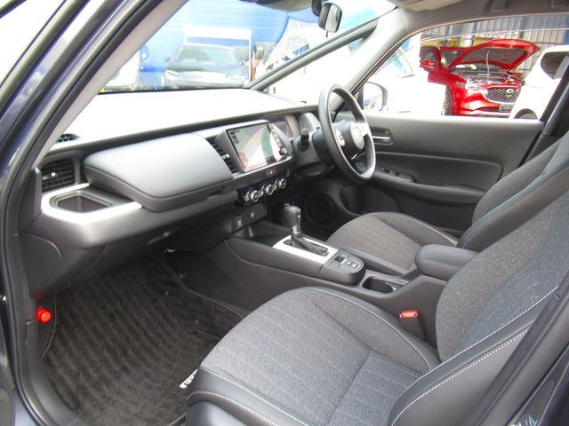 フィット ｅ：ＨＥＶホーム　ホンダセンシング・純正９インチナビ・バックカメラ・フルセグＴＶ・Ｂｌｕｅｔｏｏｔｈ・ＣＤ／ＤＶＤ再生・ＡＣＣ・ＬＫＡ・ＬＥＤヘッドライト・オートＨＩビーム・ハーフレザーシート・コーナーセンサー・ＥＴＣ（27枚目）