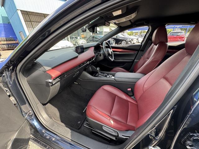 ＭＡＺＤＡ３ファストバック ２０Ｓバーガンディ　セレクション　赤革・全周囲カメラ・フルセグナビ・ＢＴオーディオ・ＬＥＤライト・ＨＵＤ・ＢＳＭ・ＡＣＣ・ＬＫＡ・ＡＨＢ・パドルシフト・Ｃソナー・ＵＳＢ・プライバシーガラス・ＥＴＣ・ステア・シートヒーター（8枚目）