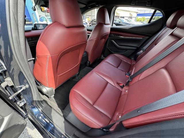 ＭＡＺＤＡ３ファストバック ２０Ｓバーガンディ　セレクション　赤革・全周囲カメラ・フルセグナビ・ＢＴオーディオ・ＬＥＤライト・ＨＵＤ・ＢＳＭ・ＡＣＣ・ＬＫＡ・ＡＨＢ・パドルシフト・Ｃソナー・ＵＳＢ・プライバシーガラス・ＥＴＣ・ステア・シートヒーター（12枚目）