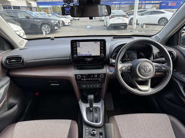 ヤリスクロス ハイブリッドＺ　全周囲カメラ・フルセグナビ・ＢＴオーディオ・ＬＥＤライト・ＡＣＣ・ＬＫＡ・ＡＨＢ・ＢＳＭ・ＨＵＤ・Ｃソナー・ハーフレザー・Ｐシート・ＵＳＢ・ＡＣ１００Ｖ・プライバシーガラス・本革ステア（3枚目）