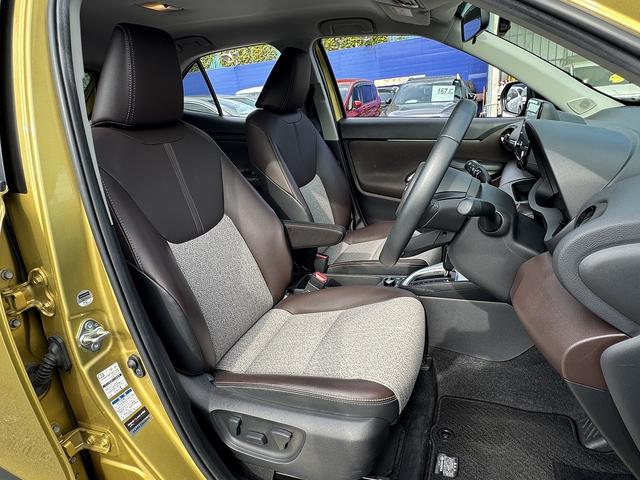 ヤリスクロス ハイブリッドＺ　全周囲カメラ・フルセグナビ・ＢＴオーディオ・ＬＥＤライト・ＡＣＣ・ＬＫＡ・ＡＨＢ・ＢＳＭ・ＨＵＤ・Ｃソナー・ハーフレザー・Ｐシート・ＵＳＢ・ＡＣ１００Ｖ・プライバシーガラス・本革ステア（4枚目）