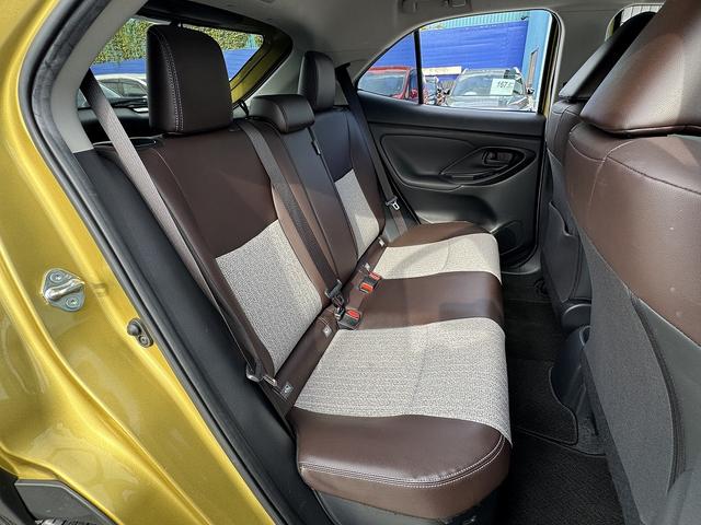 ヤリスクロス ハイブリッドＺ　全周囲カメラ・フルセグナビ・ＢＴオーディオ・ＬＥＤライト・ＡＣＣ・ＬＫＡ・ＡＨＢ・ＢＳＭ・ＨＵＤ・Ｃソナー・ハーフレザー・Ｐシート・ＵＳＢ・ＡＣ１００Ｖ・プライバシーガラス・本革ステア（5枚目）