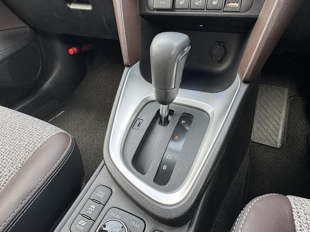 ヤリスクロス ハイブリッドＺ　全周囲カメラ・フルセグナビ・ＢＴオーディオ・ＬＥＤライト・ＡＣＣ・ＬＫＡ・ＡＨＢ・ＢＳＭ・ＨＵＤ・Ｃソナー・ハーフレザー・Ｐシート・ＵＳＢ・ＡＣ１００Ｖ・プライバシーガラス・本革ステア（10枚目）