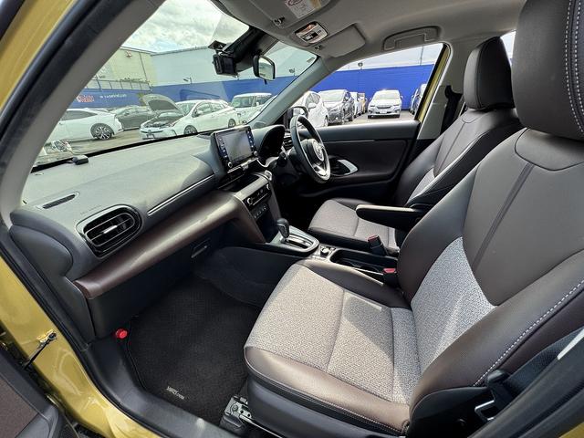 ヤリスクロス ハイブリッドＺ　全周囲カメラ・フルセグナビ・ＢＴオーディオ・ＬＥＤライト・ＡＣＣ・ＬＫＡ・ＡＨＢ・ＢＳＭ・ＨＵＤ・Ｃソナー・ハーフレザー・Ｐシート・ＵＳＢ・ＡＣ１００Ｖ・プライバシーガラス・本革ステア（33枚目）