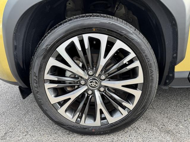 ヤリスクロス ハイブリッドＺ　全周囲カメラ・フルセグナビ・ＢＴオーディオ・ＬＥＤライト・ＡＣＣ・ＬＫＡ・ＡＨＢ・ＢＳＭ・ＨＵＤ・Ｃソナー・ハーフレザー・Ｐシート・ＵＳＢ・ＡＣ１００Ｖ・プライバシーガラス・本革ステア（51枚目）