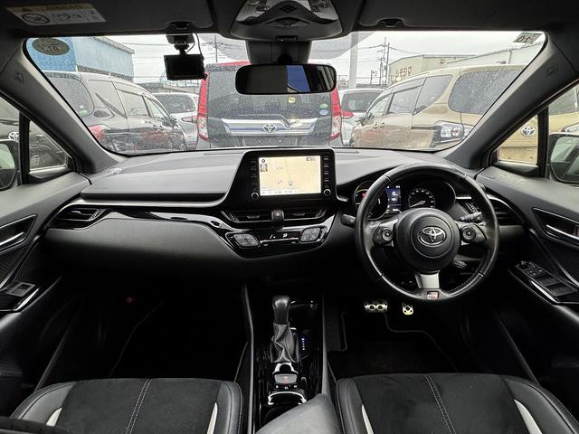 Ｃ－ＨＲ Ｓ　ＧＲスポーツ　後期・フルセグナビ・全周囲カメラ・ＢＴオーディオ・ＬＥＤライト・ＡＣＣ・ＬＫＡ・ＡＨＢ・ＥＴＣ・ＵＳＢ・本革ステア・ミラーウィンカー・プライバシーガラス・１９ＡＷ・ハーフレザー・記録簿（3枚目）