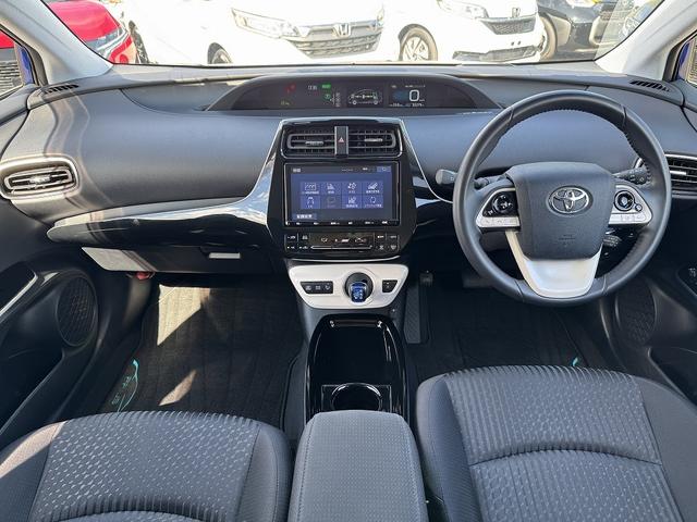 プリウス Ａ　セーフティセンス・純正９インチナビ・バックカメラ・フルセグＴＶ・Ｂｌｕｅｔｏｏｔｈ・ＣＤ／ＤＶＤ再生・ＡＣＣ・ＬＤＡ・ＢＳＭ・ＨＵＤ・パーキングアシスト・コーナーセンサー・オートＨＩビーム・ＥＴＣ（3枚目）