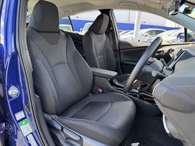 プリウス Ａ　セーフティセンス・純正９インチナビ・バックカメラ・フルセグＴＶ・Ｂｌｕｅｔｏｏｔｈ・ＣＤ／ＤＶＤ再生・ＡＣＣ・ＬＤＡ・ＢＳＭ・ＨＵＤ・パーキングアシスト・コーナーセンサー・オートＨＩビーム・ＥＴＣ（4枚目）