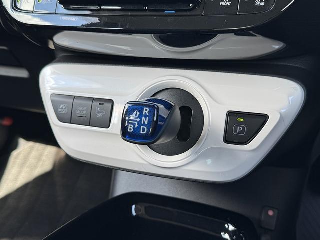 プリウス Ａ　セーフティセンス・純正９インチナビ・バックカメラ・フルセグＴＶ・Ｂｌｕｅｔｏｏｔｈ・ＣＤ／ＤＶＤ再生・ＡＣＣ・ＬＤＡ・ＢＳＭ・ＨＵＤ・パーキングアシスト・コーナーセンサー・オートＨＩビーム・ＥＴＣ（9枚目）