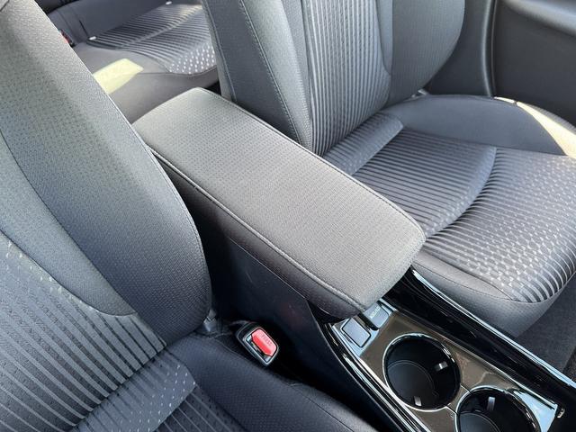 プリウス Ａ　セーフティセンス・純正９インチナビ・バックカメラ・フルセグＴＶ・Ｂｌｕｅｔｏｏｔｈ・ＣＤ／ＤＶＤ再生・ＡＣＣ・ＬＤＡ・ＢＳＭ・ＨＵＤ・パーキングアシスト・コーナーセンサー・オートＨＩビーム・ＥＴＣ（32枚目）