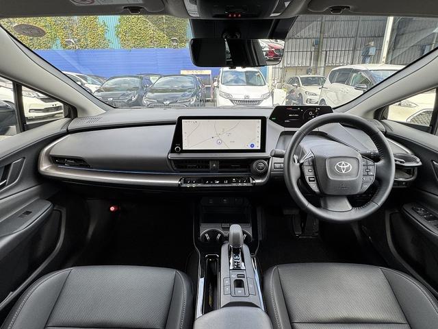 プリウス Ｚ　セーフティセンス・ナビＴＶ・全周囲カメラ・Ｃａｒｐｌａｙ・Ｂｌｕｅｔｏｏｔｈ・電動リアゲート・ＥＴＣ・ＡＣＣ・ＢＳＭ・ＬＤＡ・ＲＣＴＡ・ＰＷシート・シートエアコン・シートヒーター・オートＨＩビーム（3枚目）