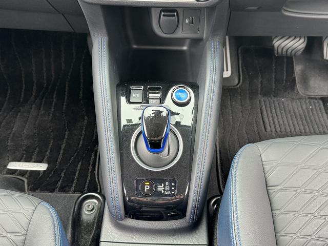 キックス オーテック　プロパイロット・全周囲カメラ・フルセグナビ・ＢＴオーディオ・ＥＴＣ・ＵＳＢ・デジタルミラー・ハーフレザー・ステア＆シートヒーター・Ｃソナー・ＡＵＴＯハイビーム・純正１７ＡＷ・フロアマット（11枚目）