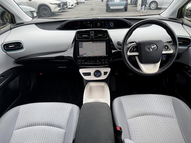 プリウス Ａ　９ｉｎフルセグナビ・Ｂカメラ・ＢＴオーディオ・ＬＥＤライト・ＡＣＣ・ＬＫＡ・ＨＵＤ・ＢＳＭ・ＡＨＢ・Ｐアシスト・ＥＴＣ・オートライト・本革ステア・１５ＡＷ・ドアバイザー・プライバシーガラス（3枚目）