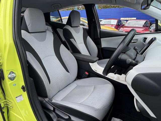 プリウス Ａ　９ｉｎフルセグナビ・Ｂカメラ・ＢＴオーディオ・ＬＥＤライト・ＡＣＣ・ＬＫＡ・ＨＵＤ・ＢＳＭ・ＡＨＢ・Ｐアシスト・ＥＴＣ・オートライト・本革ステア・１５ＡＷ・ドアバイザー・プライバシーガラス（5枚目）