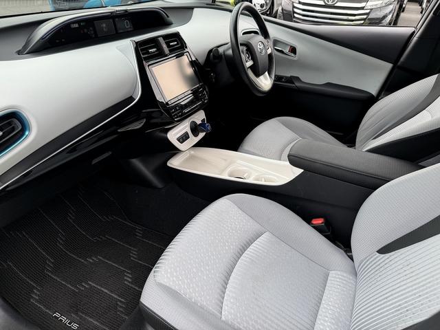 プリウス Ａ　９ｉｎフルセグナビ・Ｂカメラ・ＢＴオーディオ・ＬＥＤライト・ＡＣＣ・ＬＫＡ・ＨＵＤ・ＢＳＭ・ＡＨＢ・Ｐアシスト・ＥＴＣ・オートライト・本革ステア・１５ＡＷ・ドアバイザー・プライバシーガラス（11枚目）