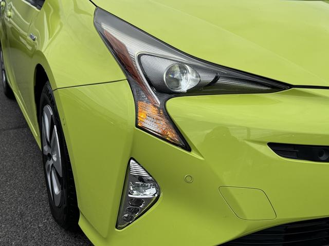 プリウス Ａ　９ｉｎフルセグナビ・Ｂカメラ・ＢＴオーディオ・ＬＥＤライト・ＡＣＣ・ＬＫＡ・ＨＵＤ・ＢＳＭ・ＡＨＢ・Ｐアシスト・ＥＴＣ・オートライト・本革ステア・１５ＡＷ・ドアバイザー・プライバシーガラス（35枚目）