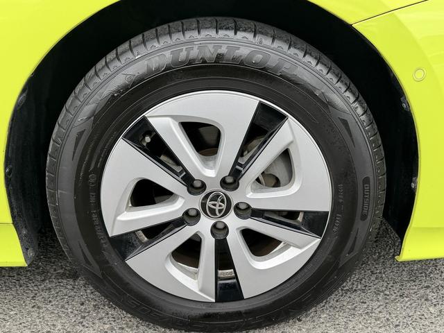 プリウス Ａ　９ｉｎフルセグナビ・Ｂカメラ・ＢＴオーディオ・ＬＥＤライト・ＡＣＣ・ＬＫＡ・ＨＵＤ・ＢＳＭ・ＡＨＢ・Ｐアシスト・ＥＴＣ・オートライト・本革ステア・１５ＡＷ・ドアバイザー・プライバシーガラス（40枚目）