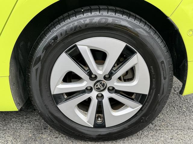 プリウス Ａ　９ｉｎフルセグナビ・Ｂカメラ・ＢＴオーディオ・ＬＥＤライト・ＡＣＣ・ＬＫＡ・ＨＵＤ・ＢＳＭ・ＡＨＢ・Ｐアシスト・ＥＴＣ・オートライト・本革ステア・１５ＡＷ・ドアバイザー・プライバシーガラス（42枚目）