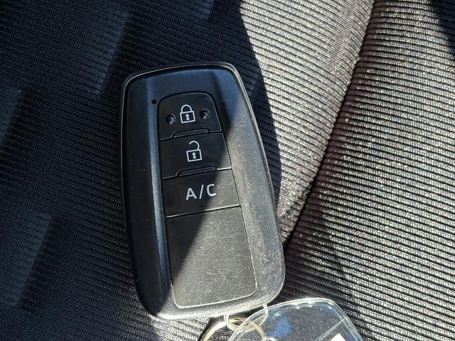 プリウスＰＨＶ Ｓナビパッケージ　フルセグナビ・Ｂカメラ・ＢＴオーディオ・ＡＣＣ・ＬＫＡ・ＡＨＢ・ＬＥＤライト・シートヒーター・スマキー・ドアバイザー・プライバシーガラス・ＥＴＣ・ＵＳＢ・本革ステア・ミラーウィンカー・（19枚目）