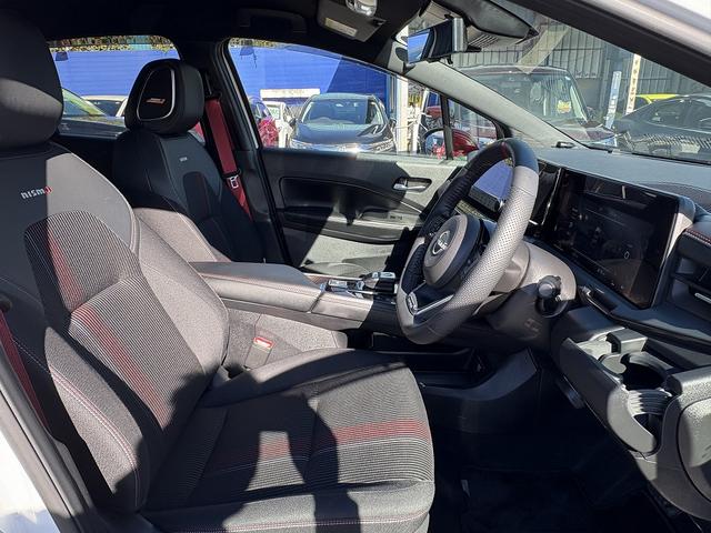 オーラ ニスモ チューンドe-パワー4WD プロパイロット・BOSEサウンド・フルセグナビ・全周囲カメラ・Carplay・USB・デジタルミラー・ワイヤレス充電・ETC2.0・パワーシート・シート&ステアヒーター・Cソナー・BSM・純正17AW(4枚目)